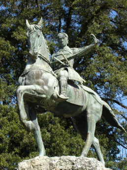 Shinsaku_Takasugi_Statue_(Shimonoseki).JPG